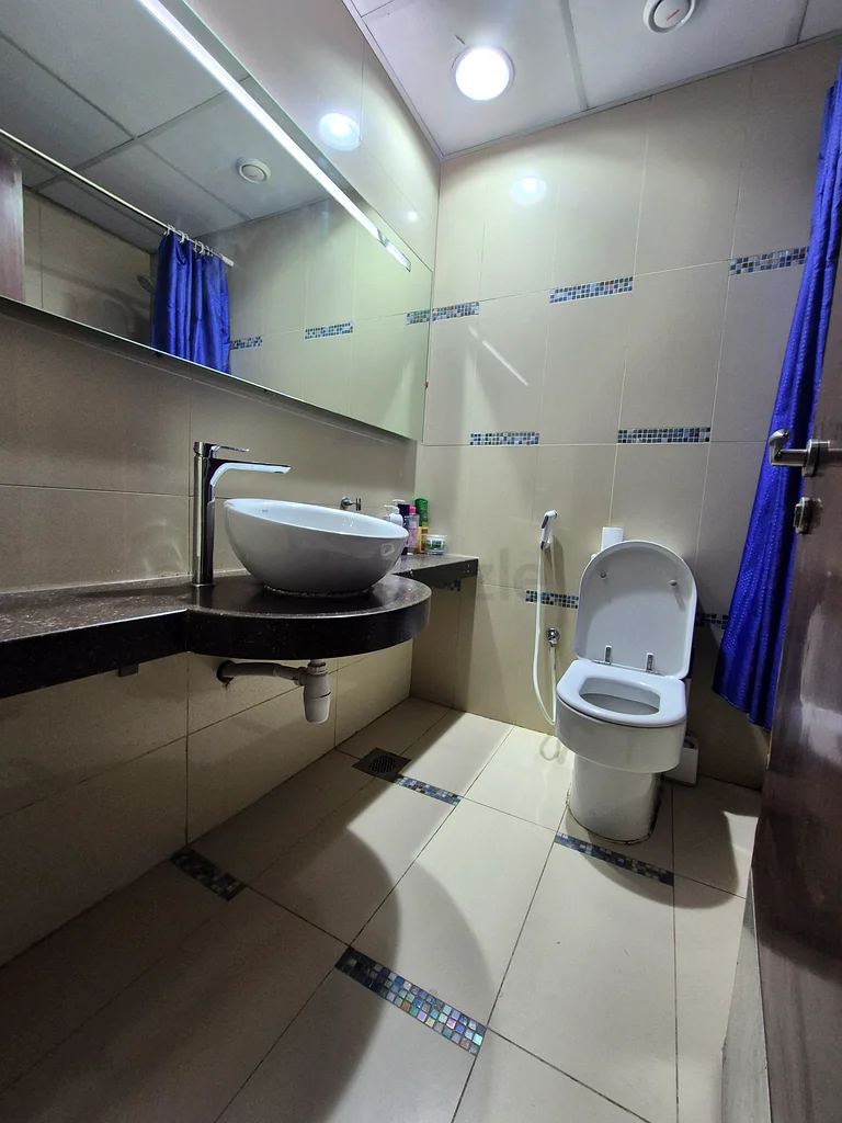 Female bedspace for RUSSIAN SPEAKER or ARABIC. For IMMEDIATE MOVE IN63624879807875114