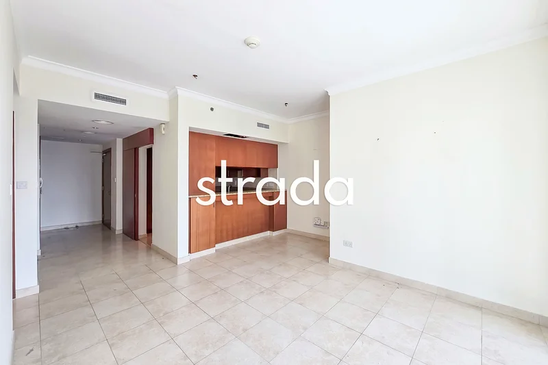 Vacant Unit | Lake Views | Bright Unit63921936990083112