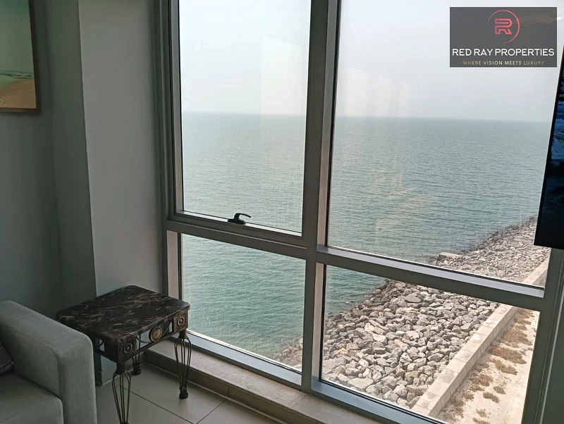 شقة فسيحة مطلة على البحر مكونة من غرفتي نوم مع أثاث | سنوي63814949310979111