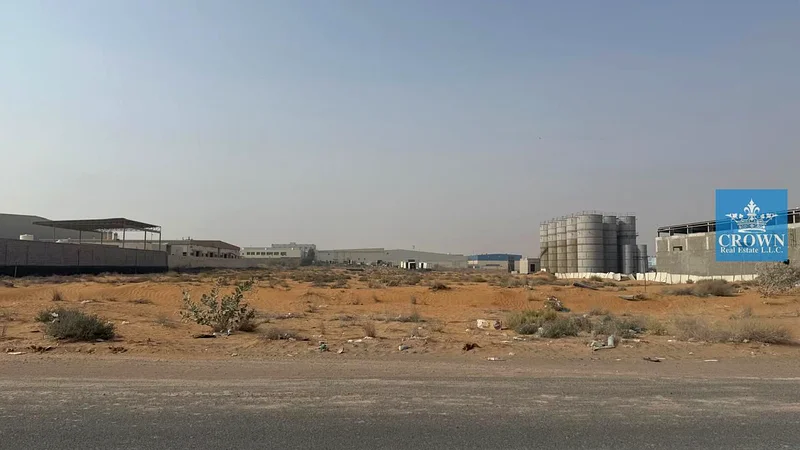 للبيع: أرض صناعية بمساحة طابق أرضي + طابق ميزانين + طابقين معتمدة، 87,188 قدم مربع على الطريق الرئيسي، متاحة لجميع الجنسيات | أم القيوين63818030504833114