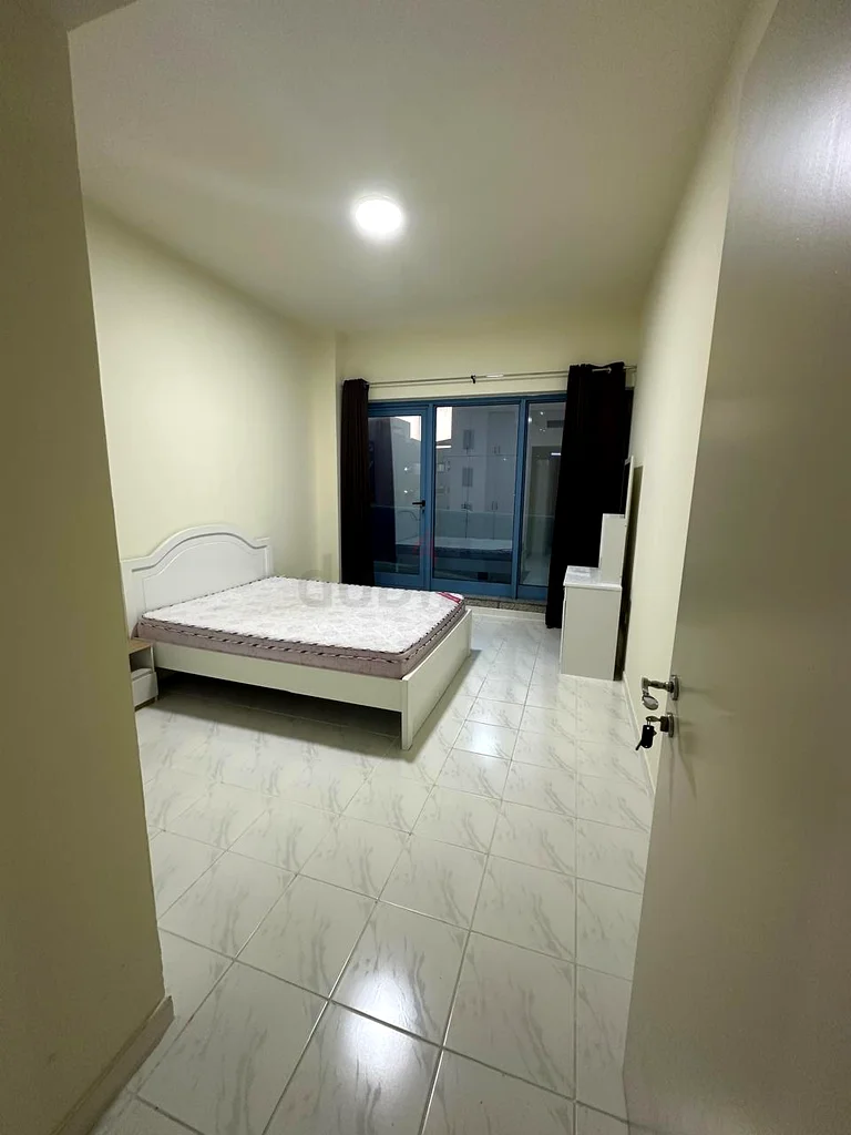 Furnished master room available for single lady next to Emirates tower metro @ 4000with dewa and net63795843962115113