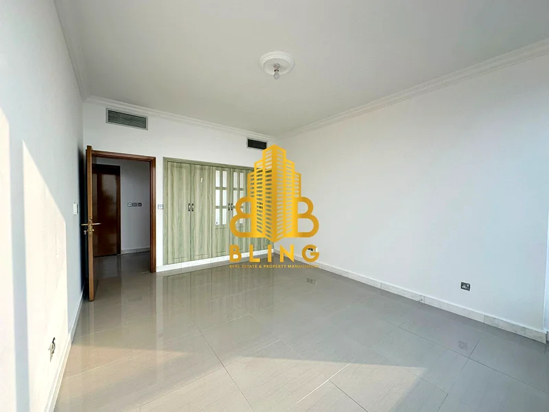 شقة رائعة بثلاث غرف نوم مع موقف سيارات وغرفة خادمة ومطبخ مغلق63612100618754114