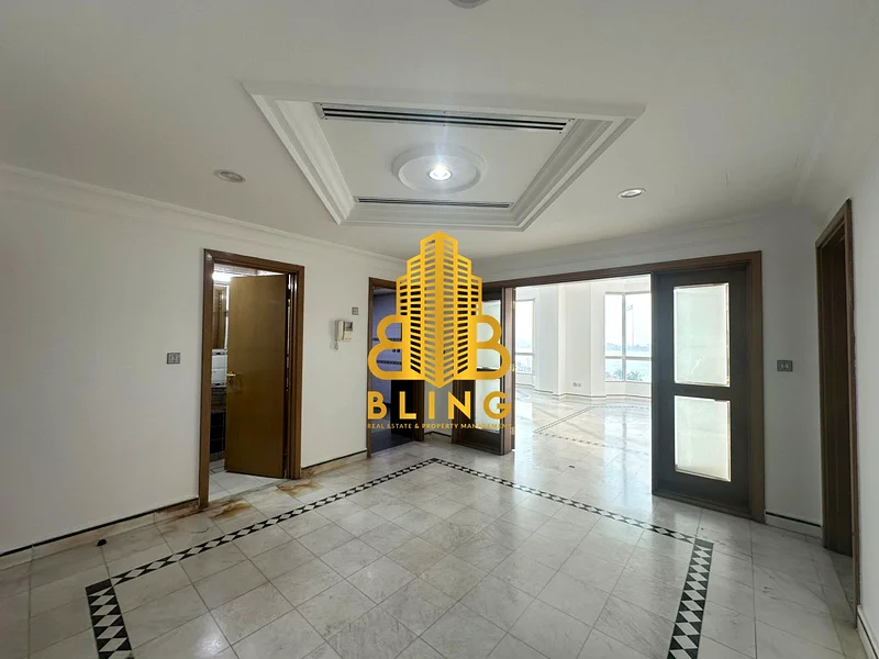 شقة رائعة بثلاث غرف نوم مع موقف سيارات وغرفة خادمة ومطبخ مغلق63612100618754113