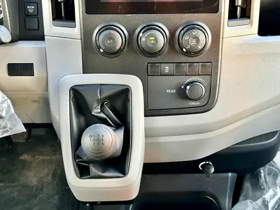 2025 Toyota HIACE — фото 8