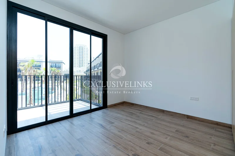 Stunning Pool View | 1 B/R plus Study63786759057795113