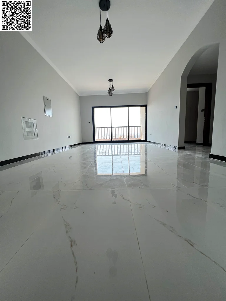 الشقة الأكثر اتساعًا وفخامة، غرفتي نوم، الطابق الأول، المويحة 3، شارع المدارس، 3 حمامات، خزائن مدمجة، تكييف مركزي63715397755265111
