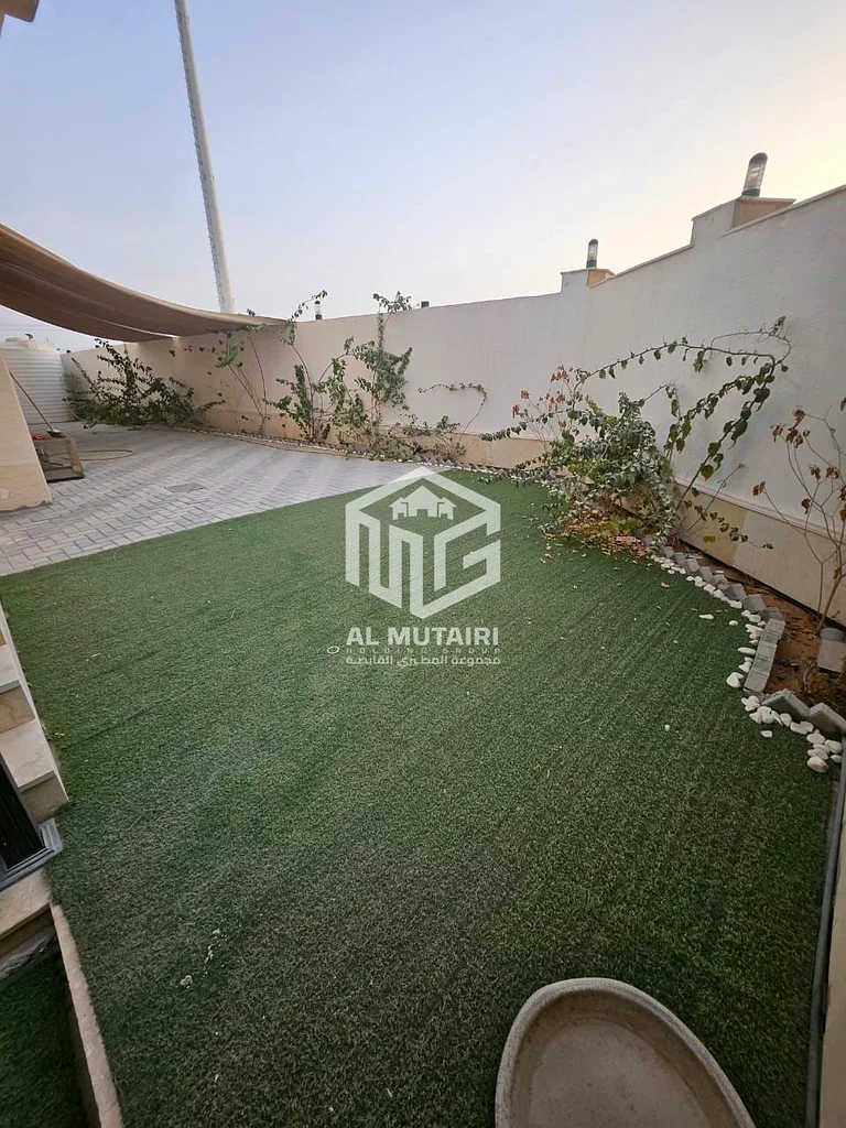 فيلا أنيقة للإيجار في عجمان، منطقة الياسمين، في حي سكني للعائلات الراقية، تتكون من 5 غرف نوم رئيسية، وصالة،63717735121795110
