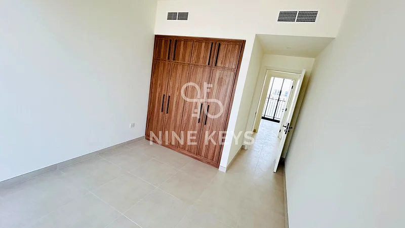 فيلا صف واحد جديدة بالكامل | بجوار المسبح والمنتزه | تخطيط رائع63737182814210112