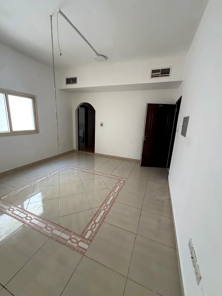 موقع ممتاز بالقرب من شارع شيخ عمار شقة من غرفة نوم واحدة ومطبخ منفصل63722265092995113
