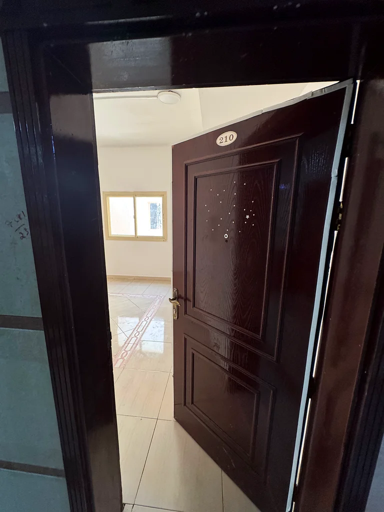 موقع ممتاز بالقرب من شارع شيخ عمار شقة من غرفة نوم واحدة ومطبخ منفصل63722265092995110