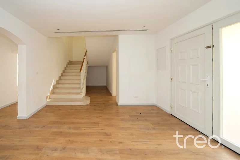 Lake View | Private Pool | Vacant Now63916904282370114