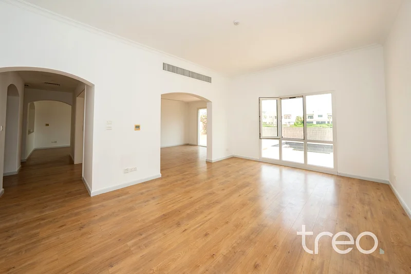 Lake View | Private Pool | Vacant Now63916904282370112