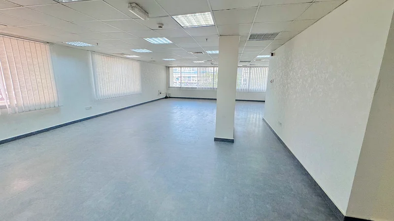 NEAR TO EMIRATES METRO AC FREE OFFICE 990SQFT SHIKH ZAYED ROAD 150K IN 4 CHEQUES63614935017729113