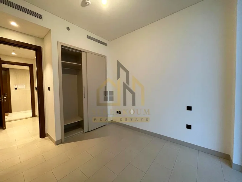 شقة فارغة / وحدة في الزاوية / طابق عالي / تخطيط واسع63757760315778112