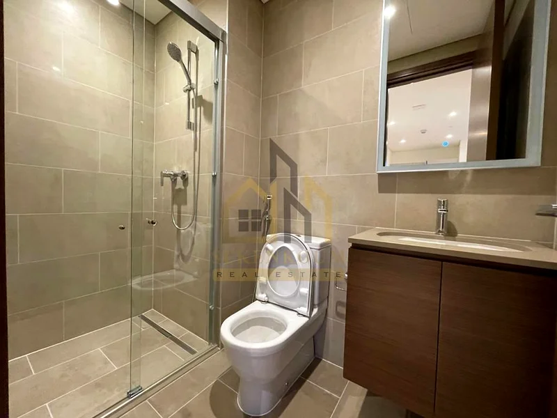 شقة فارغة / وحدة في الزاوية / طابق عالي / تخطيط واسع63757760315778111