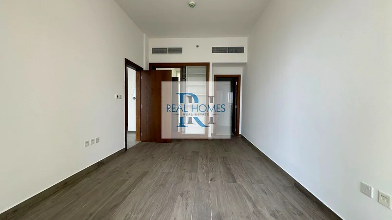 منظر المسبح شرفة | مبنى فاخر | احجز الآن63781309380866114
