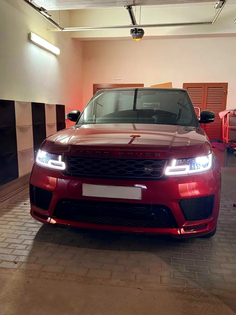 رِنج روڤر سبورت المستعملة بشكل محدود والتي تحتفظ بها شركة آل طاير، وضمانها سارٍ63612091501441111