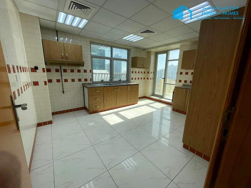 شقة واسعة مكونة من 3 غرف نوم مع غرفة تخزين وغرفة خادمة63812617896451113