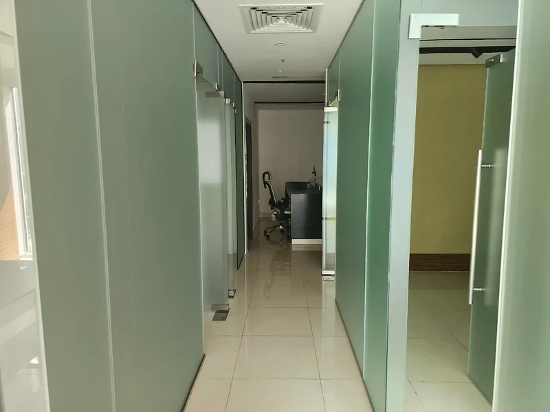 مكتب مجهز بالكامل | مع فواصل زجاجية | شاغر عند النقل | للبيع63826268221314110
