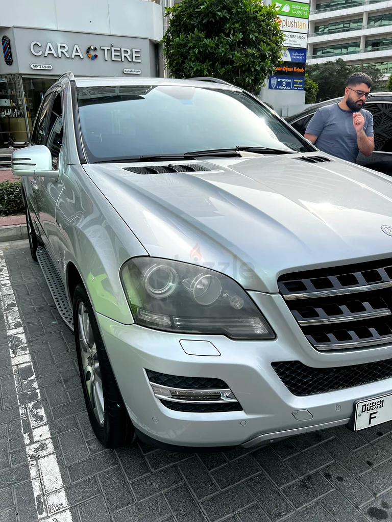 سيارة مرسيدس بنز ML 500 4MATIC من إنتاج غارغاش بحالة ممتازة وعدد أميال قليل جدًا لعام 2011 مع نظام أندرويد ونظام Apple Carplay63613463178241111
