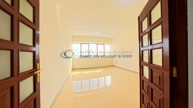 شقة مكونة من غرفتي نوم للإيجار في طريق المروور مقابل سوق جراند الإمارات63612100686081111