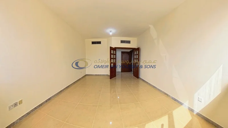 شقة مكونة من غرفتي نوم للإيجار في طريق المروور مقابل سوق جراند الإمارات63612100686081112