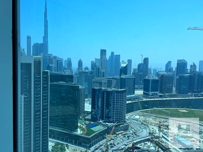 مكتب مزود بحوائل زجاجية | إطلالة على برج63621278212737111