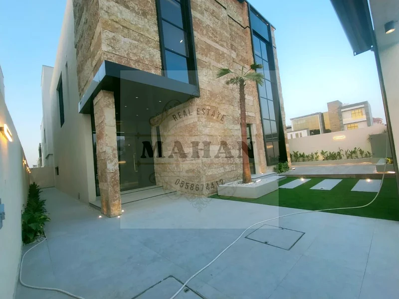 فيلا فاخرة – منطقة الظاهية واجهة حجرية مع مدخل عصري، وتخطيط خارجي وداخلي للمناظر الطبيعية. موقع متميز مع انحسار بمسافة 9 أمتار ومواقف إضافية عبر الشارع.63872180506497113