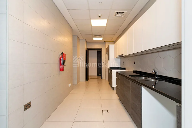3 غرف نوم + غرفة خادمة | غير مفروشة | وحدة واسعة63769240432386113