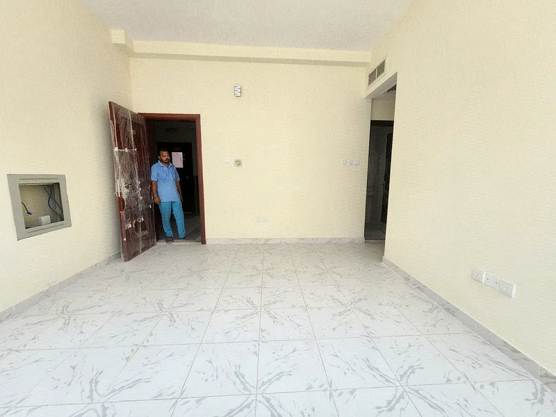 شقة فاخرة جديدة وبمساحة واسعة وأحدث ديكورات في موقع متميز ومناسب للعائلات63612102727938113