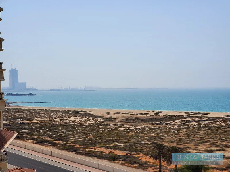 شقة للايجار في قرية الحمراء - إطلالة بحرية كاملة - بالقرب من الشاطئ63814456927362110