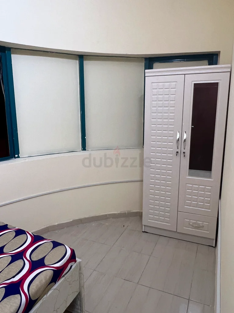 غرفة مفروشة بالكامل وجاهزة للانتقال فورًا مع سوا وواي فاي مجاني63623818122498112