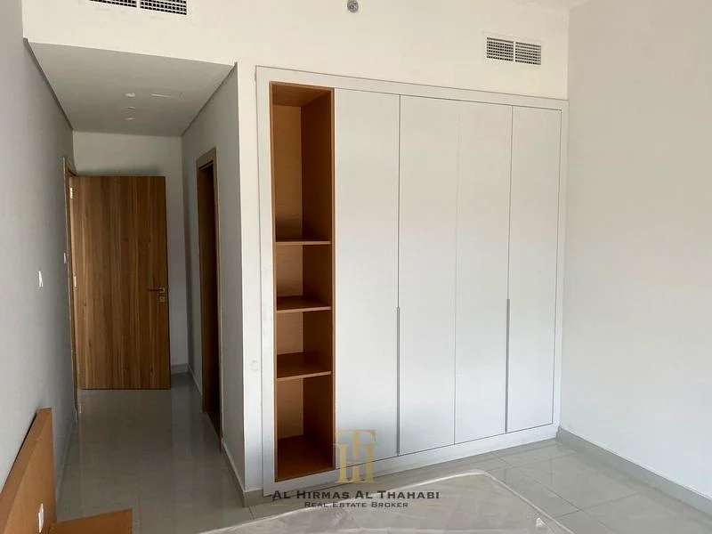 Huge Space 1BR / Sunny View / Prime Area / Vacant63731923245059112