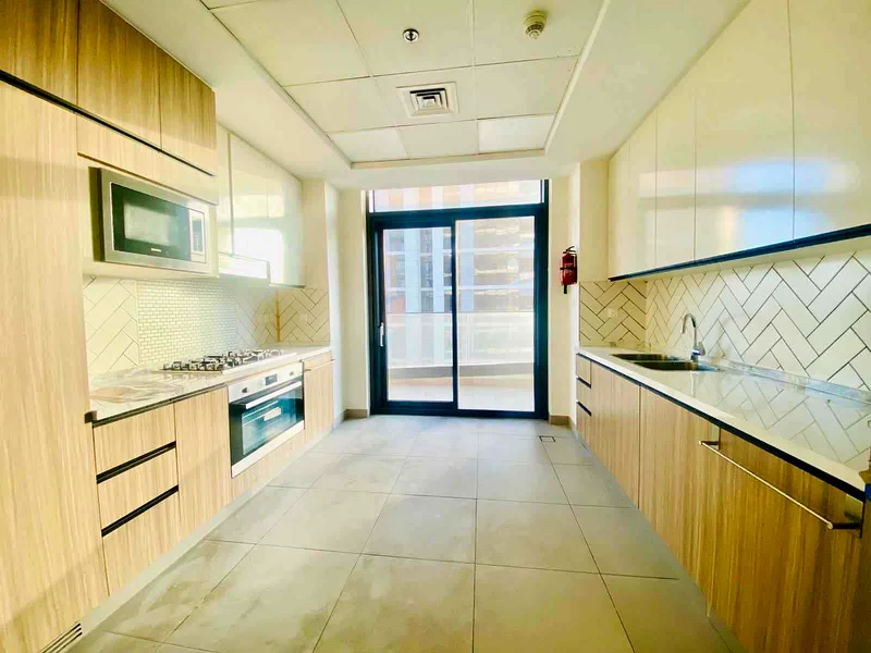 3 غرف نوم + غرفة خادمة || بناية شاهقة || أجهزة مطبخ || إطلالة على البحر63767557267715111