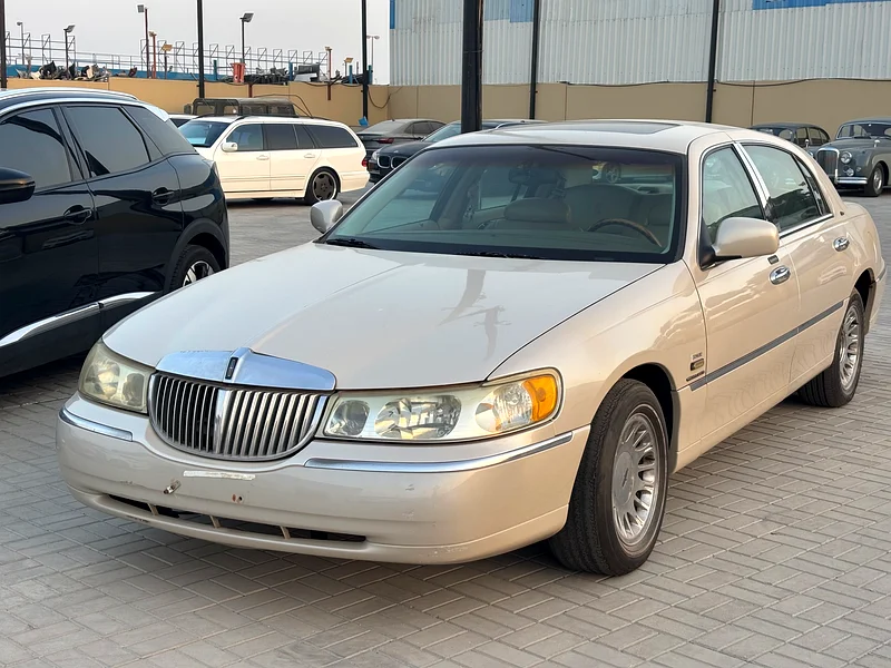 Clean title classic Lincoln Town car63699026399105110