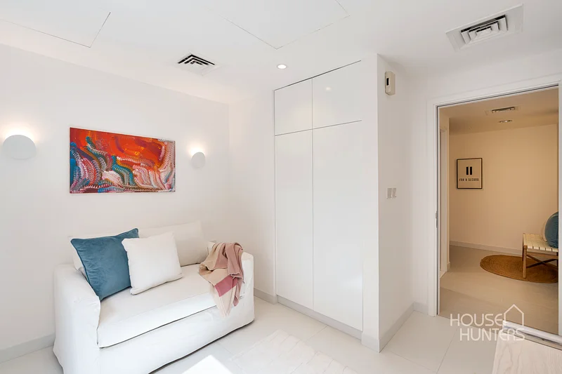 Stunning 1BR+Study | Corner Unit | Bright63982173100803111