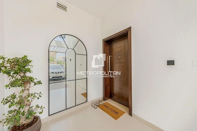 تاون هاوس مُعزّز بمساحة 4 غرف نوم + خادمة | مؤثث بالكامل | فاستو63971398137475111