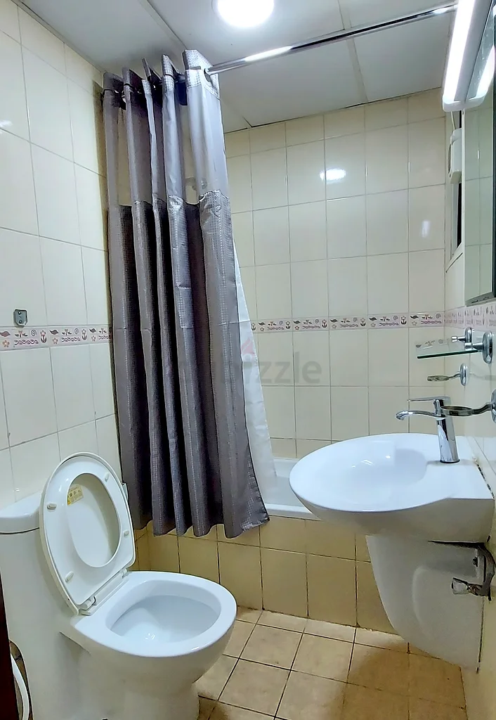 غرفة مفروشة فاخرة مع حمام مشترك63796894299139113