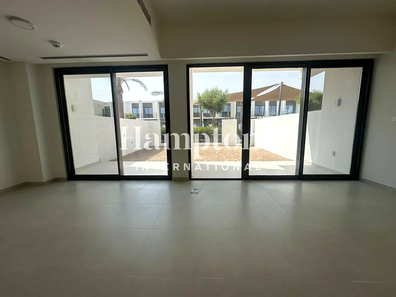 على الحديقة | جديد بالكامل | خيارات متعددة63807792607235113