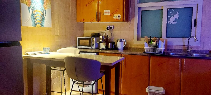 غرفة مفروشة فاخرة مع حمام مشترك63796894299139114