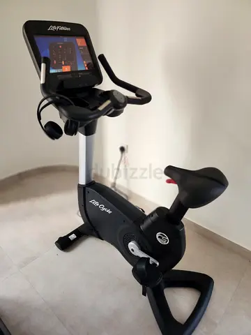 Life Fitness Elevation Series 95C Discover SE Upright Bike