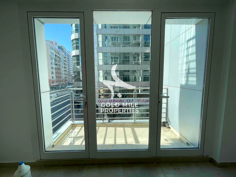 غرفة خادمة فاخرة بثلاث غرف نوم مع تبريد مجاني في أوبرا مول الإمارات63744067391873110