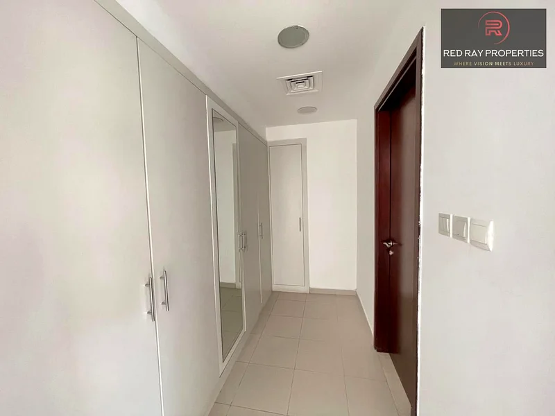 شقة رائعة مكونة من 4 غرف نوم بالإضافة إلى غرفة خادمة للإيجار في مينا آلب أراب63813947617537114