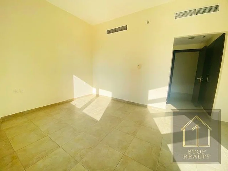 VACANT | CLOSED KITCHEN | SPACIOUS63654982781826112