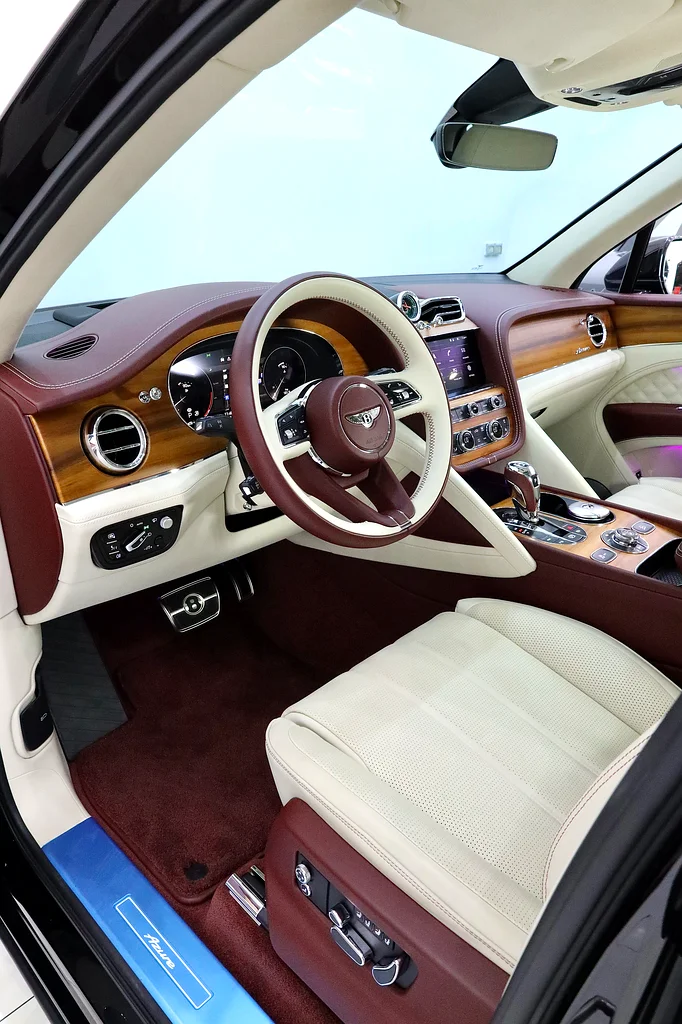 BENTLEY BENTAYGA AZURE GCC + SPECIAL DUO INTERIOR + REAR ENTERTAINMENT + WARRANTY TILL JULY 202663612059803651114