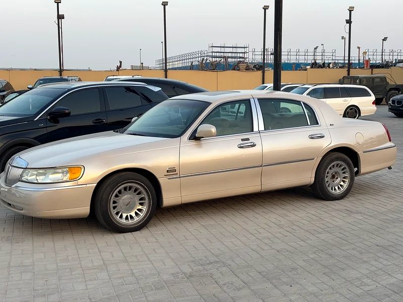 Clean title classic Lincoln Town car63699026399105112
