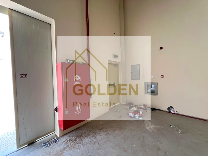 Wide setback ideal for loading and unloading, with a flat layout perfectly suited for storage needs.63622732904833113