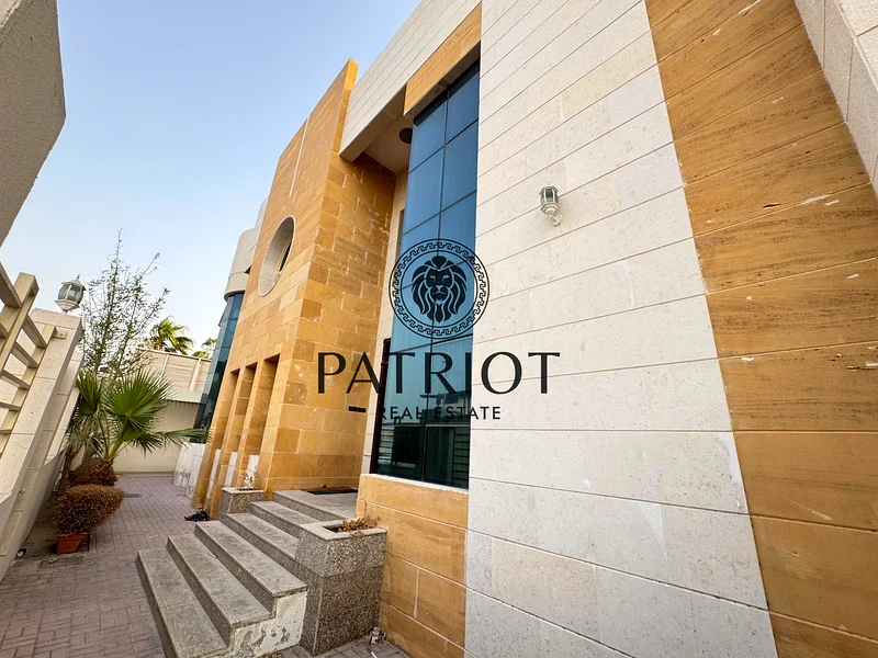 فيلا شبه مستقلة من 5 غرف نوم وغرفة خادمة في موقع مميز بأم سقيم 263654981004674112