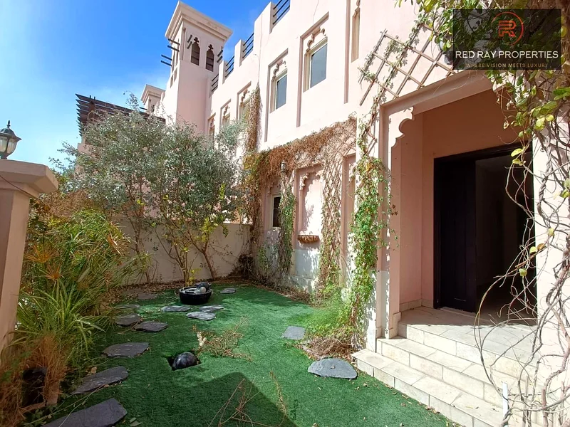 فيلا تاون هاوس مكونة من 3 غرف نوم للإيجار في قرية الحمرا63814264868609111