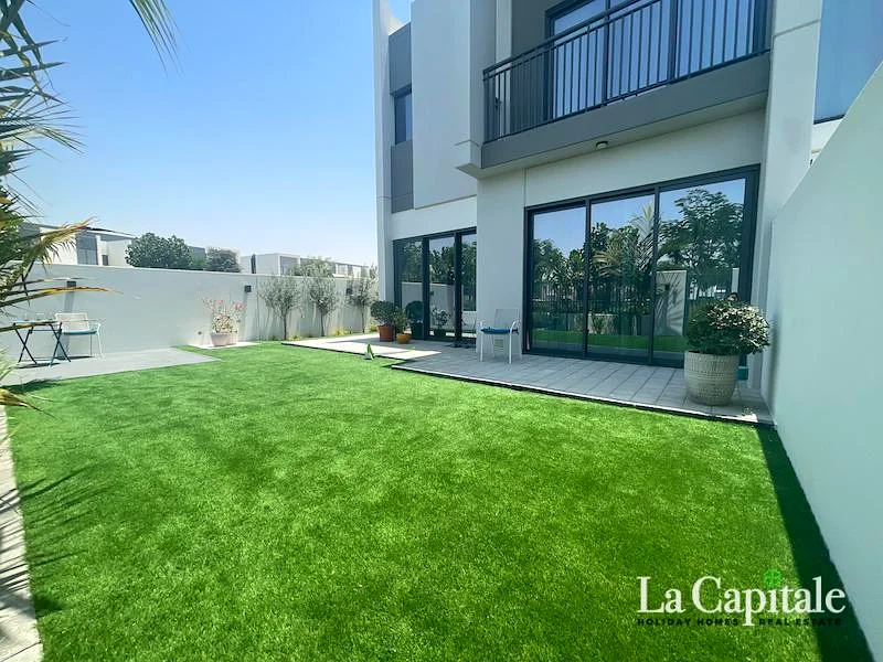 وحدة ركنية | 4 غرف نوم + غرفة خادمة | شاغرة63735585133314112
